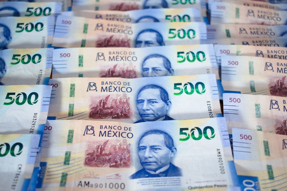 Billetes de 500 pesos mexicanos extendidos sobre una mesa