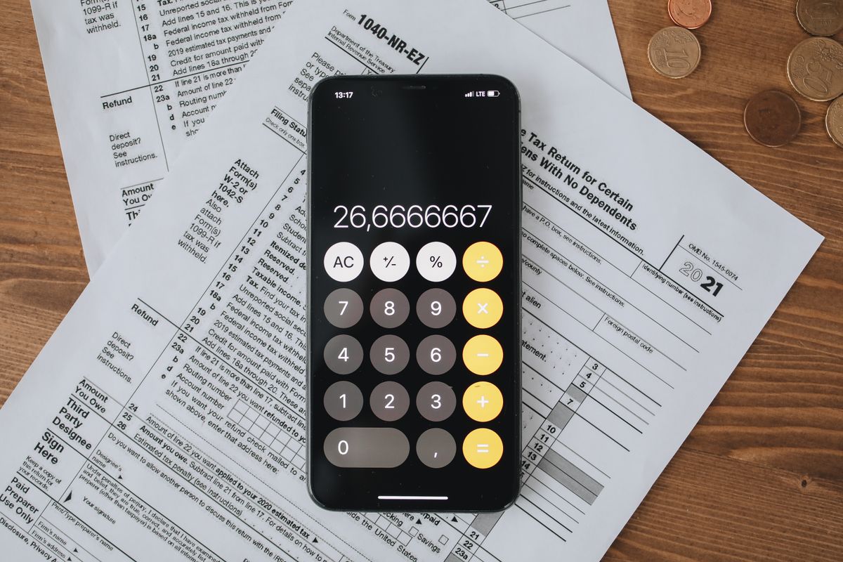 Calculadora del celular sobre formularios de impuestos